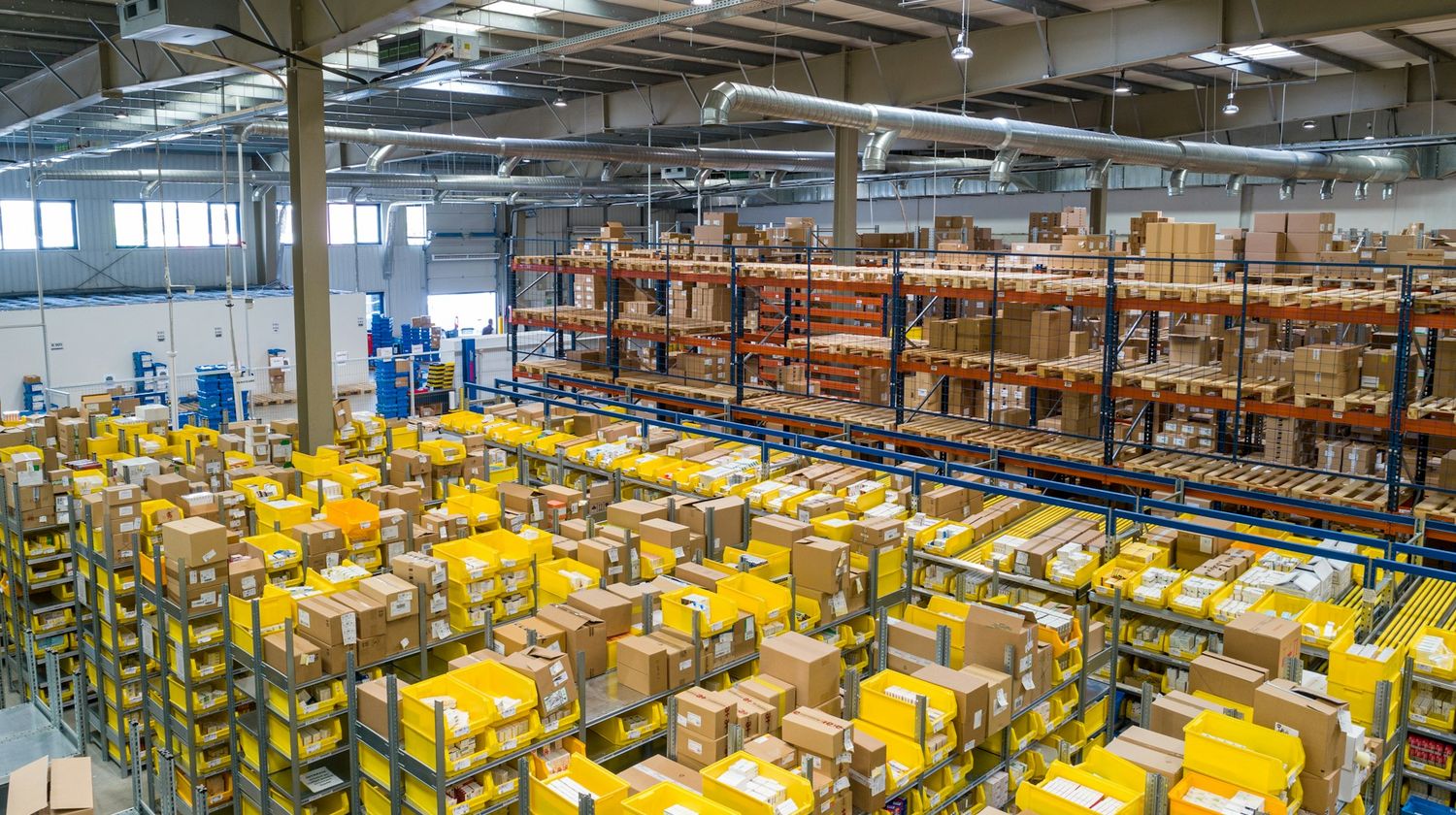 Depozit cu rafturi și containere de picking