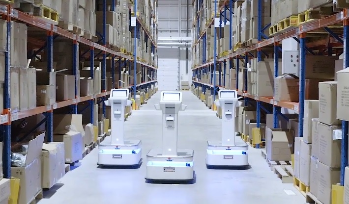 Robot mobil autonom AMR ForwardX pentru transportul mărfurilor în depozit